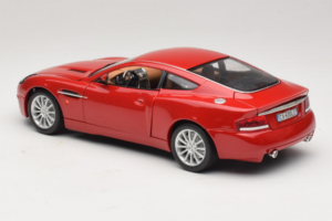 Aston Martin V12 Vanquish Punane Bburago 1:18 33334063 Metall - pilt 7/8