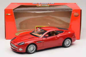 Aston Martin V12 Vanquish Punane Bburago 1:18 33334063 Metall - pilt 8/8