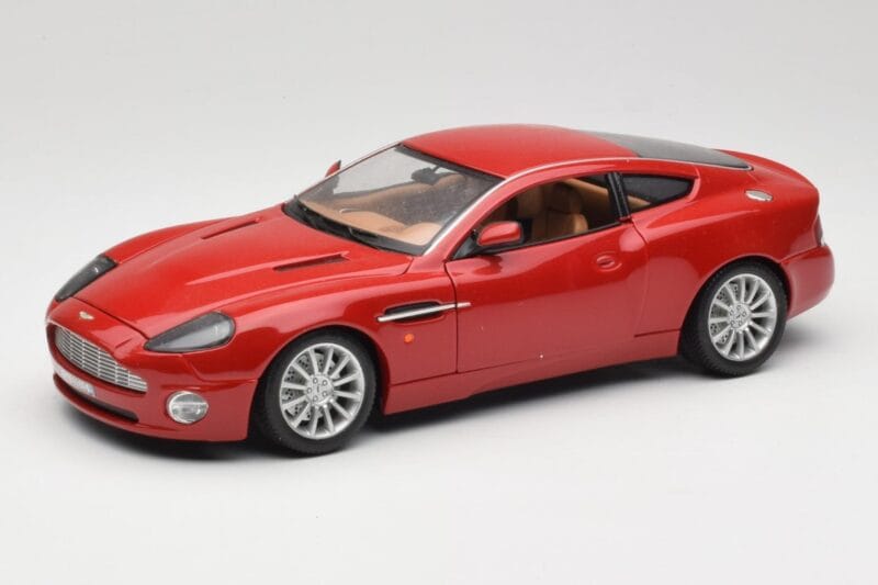 Aston Martin V12 Vanquish Punane Bburago 1:18 34063 Metall