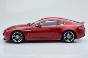 Aston Martin V12 Vantage Punane AUTOart 1:18 70208 Metall - pilt 4/8
