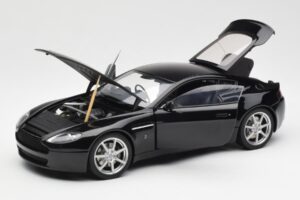 Aston Martin V8 Vantage Onyx Must AUTOart 1:18 70202 Metall - pilt 2/8