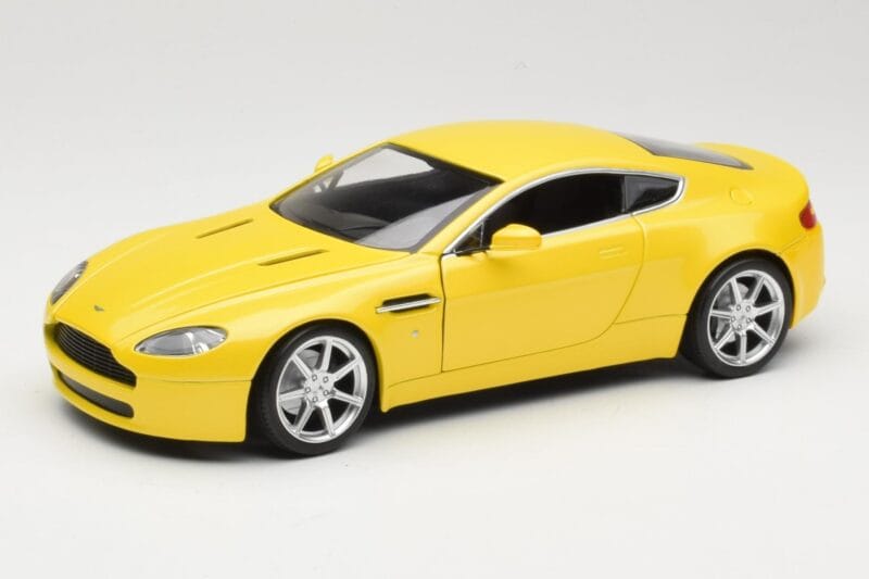 Aston Martin V8 Vantage Kollane Hot Wheels 1:18 G7159 Metall