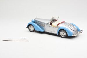 Audi 225 Front Roadster Sinine Hõbe CMC 1:18 M-075B Metall - pilt 5/6