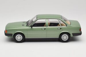 Audi 80 B2 Roheline MCG 1:18 MCG18525 Metall - pilt 3/6