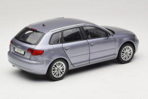 Audi A3 8P Sportback Light Blue Metallic Kyosho 1:18 5010403025 Metall - pilt 3/8
