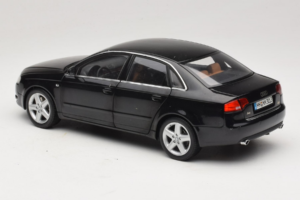 Audi A4 B6 3.2 Quattro Must Minichamps 1:18 5010404125 Metall - pilt 7/8
