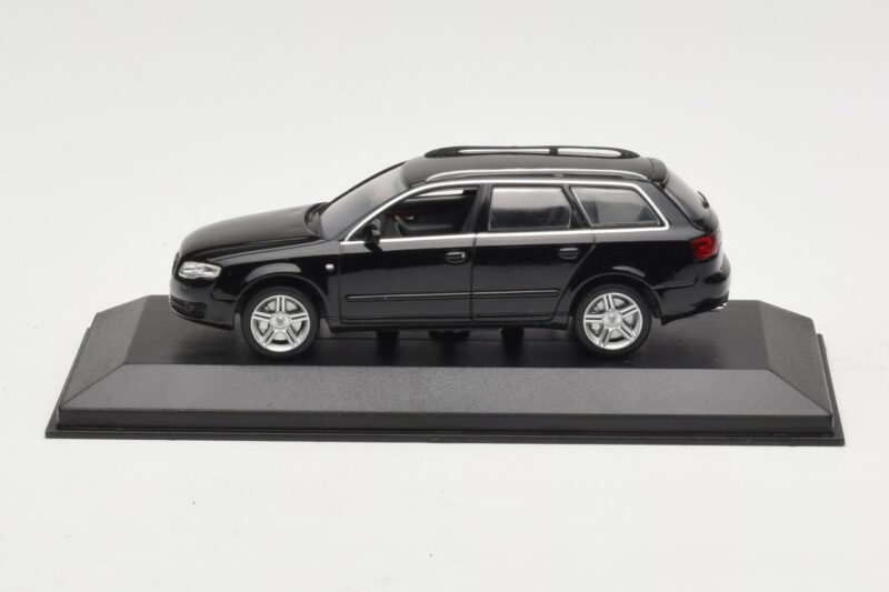 Audi A4 B7 Avant Must Minichamps 1:43 Audi A4 B7 Avant Must Minichamps 1:43 AUDI008 Metall