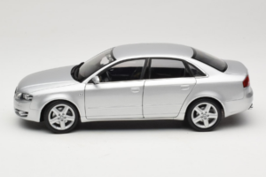 Audi A4 B7 Hõbedane Minichamps 1:18 100014402 Metall - pilt 4/8