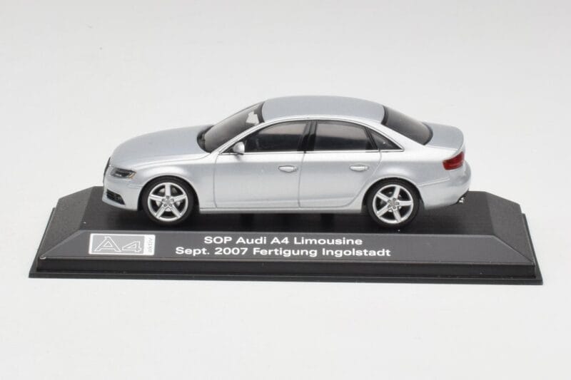 Audi A4 B8 3.2 Quattro Ice Hõbe Minichamps 1:43 5010704113 Metall
