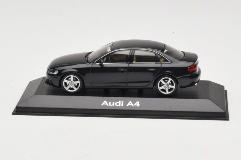 Audi A4 B8 3.2 Quattro Phantom Black Minichamps 1:43 5010704133 Metall