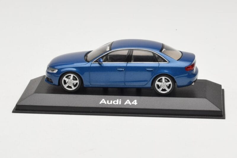 Audi A4 B8 3.2 Quattro Aruba Blue Minichamps 1:43 5010704123 Metall