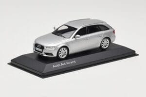 Audi A4 B8 Avant Ice Silver Minichamps 1:43 5011204213 Metall - pilt 2/4