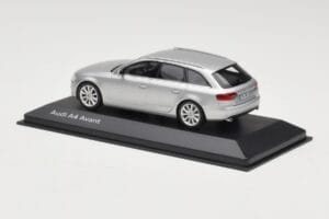 Audi A4 B8 Avant Ice Silver Minichamps 1:43 5011204213 Metall - pilt 3/4