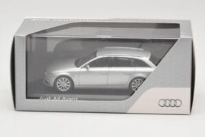 Audi A4 B8 Avant Ice Silver Minichamps 1:43 5011204213 Metall - pilt 4/4