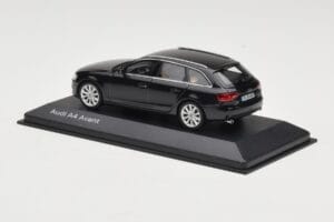 Audi A4 B8 Avant Phantom Black Minichamps 1:43 5011204223 Metall - pilt 3/4