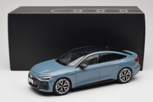 Audi A5L Sportback Hallikas Sinine OEM 1:18 ZAM60004B Metall - pilt 8/8