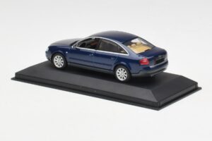 Audi A6 C5 Tumesinine Minichamps 1:43 132093 Metall - pilt 3/4