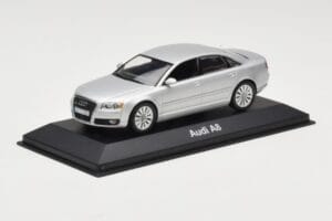 Audi A8 D3 Hele Hõbedane Minichamps 1:43 5010508113 Metall - pilt 2/4