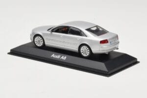 Audi A8 D3 Hele Hõbedane Minichamps 1:43 5010508113 Metall - pilt 3/4