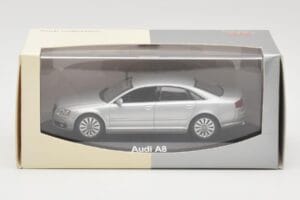 Audi A8 D3 Hele Hõbedane Minichamps 1:43 5010508113 Metall - pilt 4/4