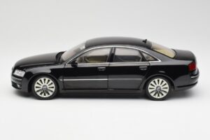 Audi A8 D3 W12 Must Kyosho 1:18 09212BK Metall - pilt 4/8