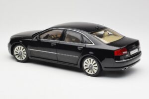 Audi A8 D3 W12 Must Kyosho 1:18 09212BK Metall - pilt 7/8