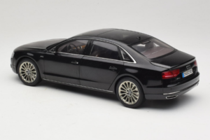 Audi A8L D3 W12 Phantom Black Kyosho 1:18 5011008125 Metall - pilt 7/8