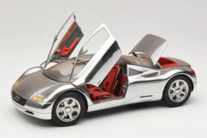 Audi Avus Quattro Chrome Silver Revell 1:18 08913-C1 Metall - pilt 2/8