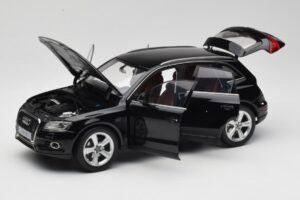 Audi Q5 8R Phantom Black Kyosho 1:18 09242BK Metall - pilt 2/8