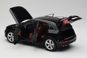 Audi Q5 8R Phantom Black Kyosho 1:18 09242BK Metall - pilt 5/8