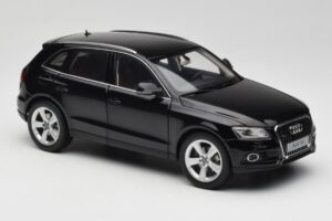 Audi Q5 8R Phantom Black Kyosho 1:18 09242BK Metall - pilt 6/8