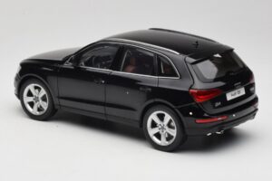 Audi Q5 8R Phantom Black Kyosho 1:18 09242BK Metall - pilt 7/8