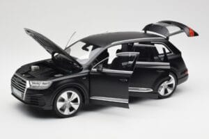 Audi Q7 4M Matt Must Minichamps 1:18 110014001 Metall - pilt 2/8