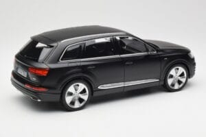 Audi Q7 4M Matt Must Minichamps 1:18 110014001 Metall - pilt 3/8