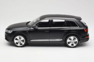 Audi Q7 4M Matt Must Minichamps 1:18 110014001 Metall - pilt 4/8
