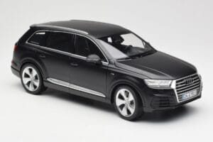 Audi Q7 4M Matt Must Minichamps 1:18 110014001 Metall - pilt 6/8