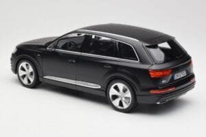 Audi Q7 4M Matt Must Minichamps 1:18 110014001 Metall - pilt 7/8