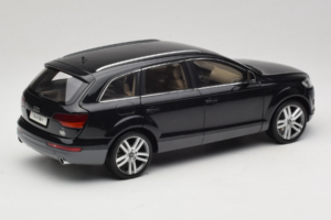 Audi Q7 Must Kyosho 1:18 09221BK Metall - pilt 3/8