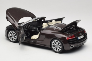 Audi R8 5.2 Spyder Teak Brown Kyosho 1:18 5010918525 Metall - pilt 5/8