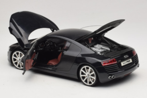 Audi R8 Must Kyosho 1:18 09213BK Metall - pilt 5/8