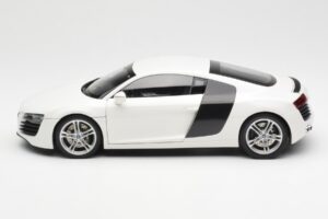 Audi R8 Type 42 Valge Kyosho 1:18 09213W Metall - pilt 4/8