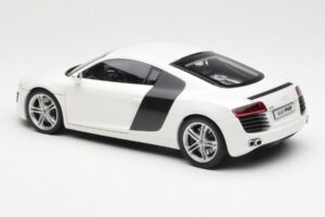 Audi R8 Type 42 Valge Kyosho 1:18 09213W Metall - pilt 7/8