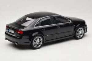 Audi RS4 B7 Sedan Phantom Black Minichamps 1:18 5010509115 Metall - pilt 3/8