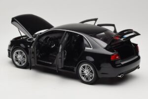 Audi RS4 B7 Sedan Phantom Black Minichamps 1:18 5010509115 Metall - pilt 5/8