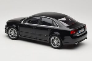 Audi RS4 B7 Sedan Phantom Black Minichamps 1:18 5010509115 Metall - pilt 7/8