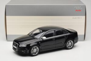Audi RS4 B7 Sedan Phantom Black Minichamps 1:18 5010509115 Metall - pilt 8/8