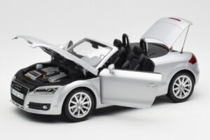 Audi TT 8J Roadster Helehõbe Minichamps 1:18 5010500515 Metall - pilt 2/8