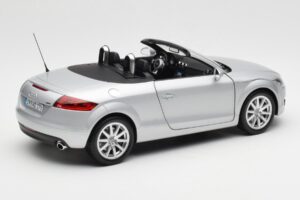 Audi TT 8J Roadster Helehõbe Minichamps 1:18 5010500515 Metall - pilt 3/8