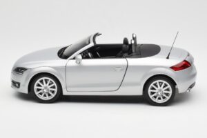 Audi TT 8J Roadster Helehõbe Minichamps 1:18 5010500515 Metall - pilt 4/8