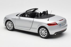 Audi TT 8J Roadster Helehõbe Minichamps 1:18 5010500515 Metall - pilt 7/8